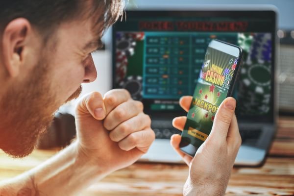 Side-by-side comparison of Crash interface and traditional slot game on lunas33 login